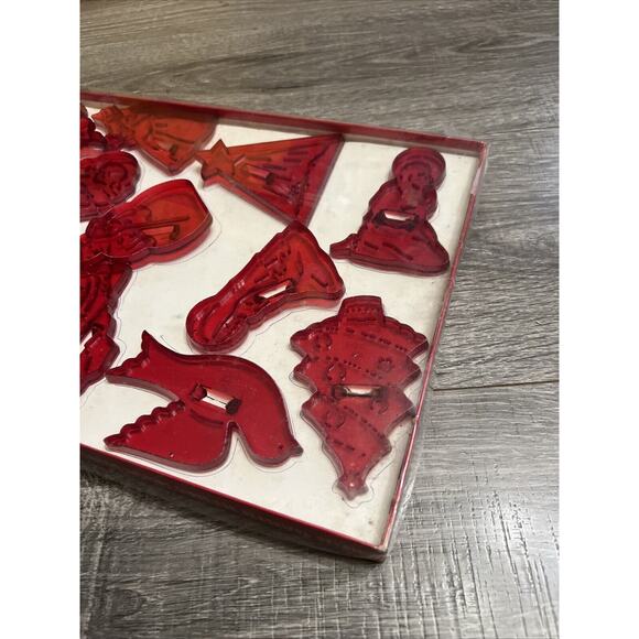 NIB Vintage Red Plastic Christmas Cookie Cutters Set of 12 Includes Manger Scene - Picture 13 of 13